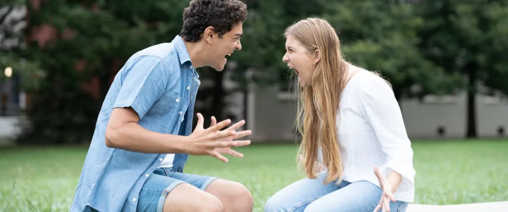 Representación de una relación conflictiva; una pareja discutiendo con expresiones de frustración, reflejando el estrés y sus efectos negativos en la salud