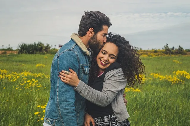 Pareja afrontando sus diferencias usando la comunicación asertiva