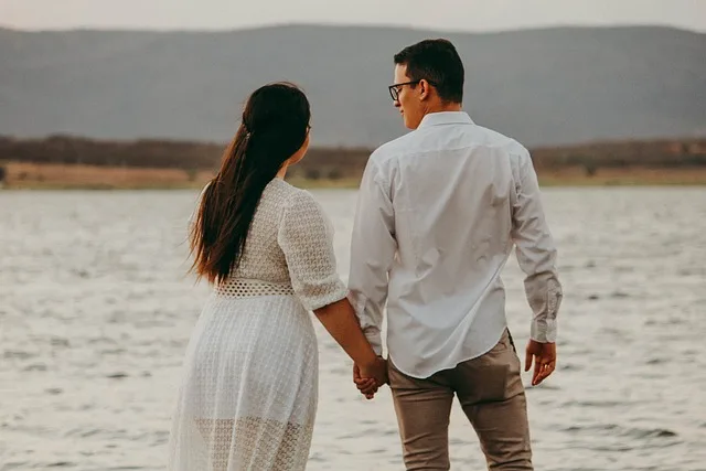 Pareja feliz disfrutando de una relación amorosa saludable gracias al autoconocimiento