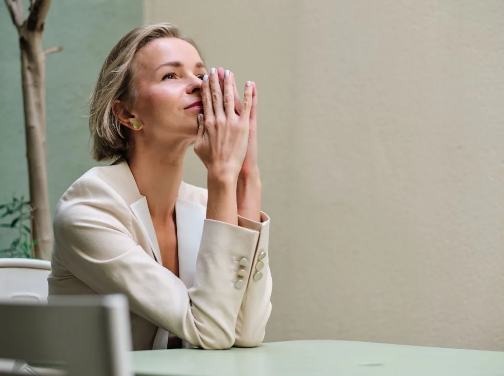 Mujer reflexionando acerca de sus esquemas de vinculación y que influyen en sus relaciones de pareja