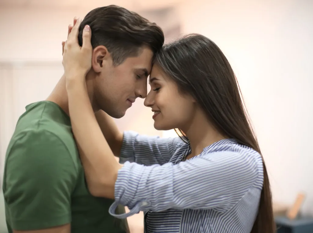 Pareja comunicándose de manera efectiva, demostrando inteligencia emocional en la relación