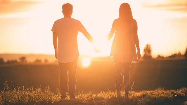 Pareja disfrutando de una relación saludable después de superar el miedo al compromiso