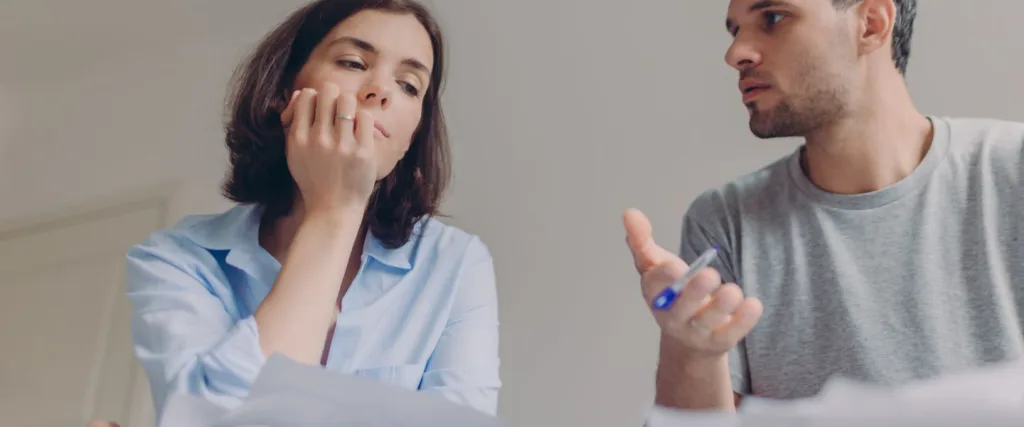 Pareja comunicandose para resolver conflictos con escucha empática