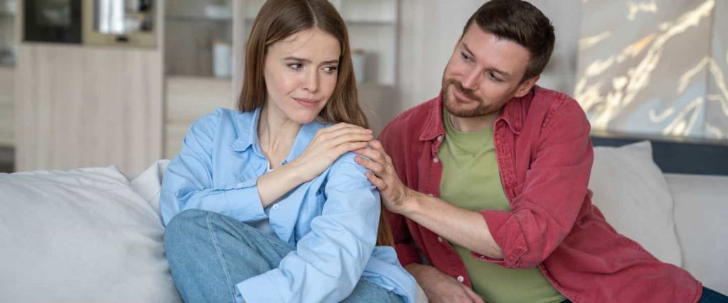 Persona tomando respiraciones profundas para calmarse antes de responder.

