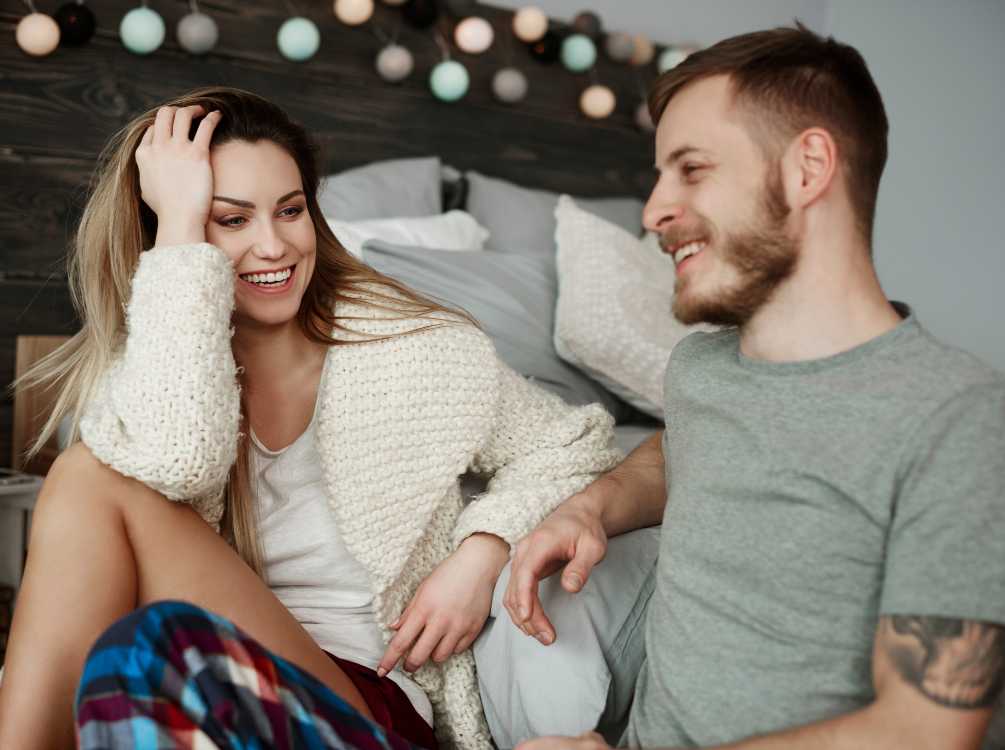 Persona expresando sus sentimientos en lugar de juzgar, fomentando la comprensión.